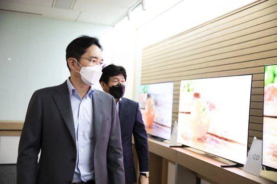 图：19日，李在镕副会长参观牙山产业园电视产品